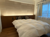 特注ヘッドボードとエコカラットで、寝室を高級ホテルのように。