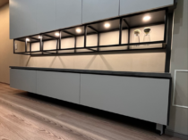 ガラス棚がお洒落なリビングキャビネット