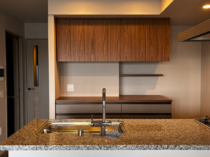 ウォールナットが映えるL型カップボード