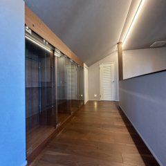 ウォールナットの造作コレクション棚