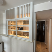 お部屋と調和する白い猫柵