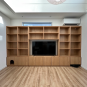 ナラ材の大型テレビボード