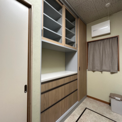 引き戸がポイントの特殊構造カップボード