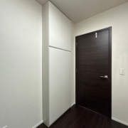 空いたスペースにフィットする収納棚