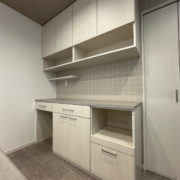 キッチンと調和する特注食器棚