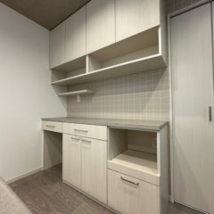 キッチンと調和する特注食器棚