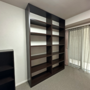 シンプルな木目調オープンシェルフ